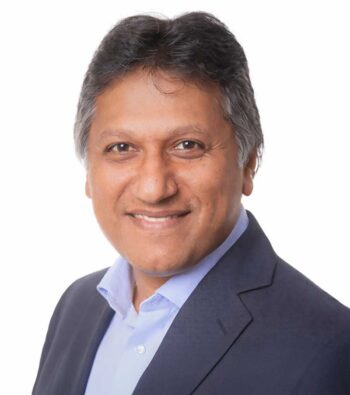 Narendra Mistry, ein Vertreter von Finastra, steht im Kontext der Diskussion über Core-Architekturen im Bankwesen. Sein Fokus liegt auf der Balance zwischen Stabilität und Innovation in der Modernisierung von Core-Banking-Systemen.