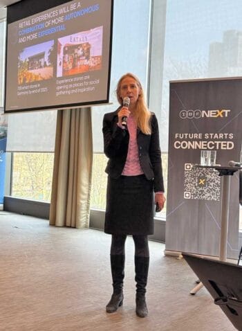 Beate Rosenthal, Partner Global Consumer & Health bei Roland Berger, präsentiert auf dem International Bankers Forum. Im Hintergrund sind Folien zu zukünftigen Einzelhandelskonzepten zu sehen, die autonome und erlebnisorientierte Ansätze thematisieren.
