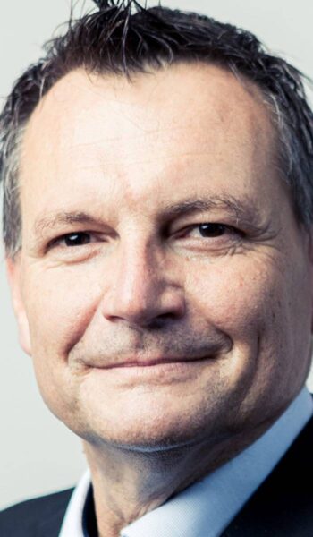 Christian Bruck, Partner bei BearingPoint, thematisiert die Entwicklungen im Zahlungsverkehr. Digitalisierung und regulatorische Vorgaben transformieren traditionelle Bankverfahren in ein vernetztes, digitales Ökosystem, das Bargeld, digitale Währungen und E-Wallets integriert.