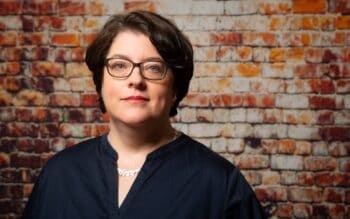 Dr. Verena Ritter-Döring, Partnerin bei Taylor Wessing, präsentiert sich vor einer Backsteinwand. Ihr professionelles Auftreten unterstreicht ihre Expertise in Finanzmarktregulierung und Bankaufsichtsrecht in Deutschland und Europa.