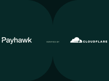 Das Bild zeigt die Logos von Payhawk und Cloudflare. Payhawk ist links positioniert, während das verifiziert von Cloudflare rechts dargestellt ist. Die Gestaltung vermittelt eine Verbindung zwischen den beiden Marken im Kontext digitaler Finanzlösungen.