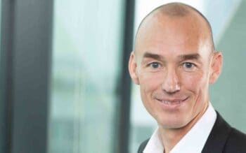 Peter Hiekmann, VP Sales bei finAPI, präsentiert sich in einem professionellen Umfeld. Sein Fokus liegt auf Open-Banking-Lösungen und der Implementierung von VOP zur Sicherstellung der Identität in digitalen Zahlungstransaktionen.