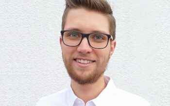 Sebastian Albrecht, Senacor, erklärt welche Chancen für Banken und Versicherer in Spec-Driven Development steckt <q>Senacor 
