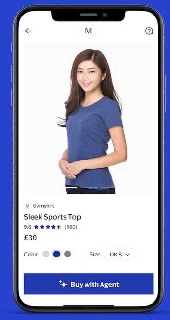 Auf einem Smartphone-Bildschirm wird ein Produkt angezeigt: ein sportliches Oberteil in Blau. Die Kaufoption „Buy with Agent“ hebt die Integration eines KI-Agenten hervor. Bewertungsdetails und Preis sind ebenfalls sichtbar.