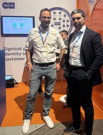 Auf der Messe FIBE 2026 präsentieren sich Vertreter von Signicat. Die beiden abgebildeten Personen stehen vor einem Stand, der Lösungen für digitale Identität und Sicherheit anbietet. Der Fokus liegt auf innovativen Ansätzen im Bereich eID.