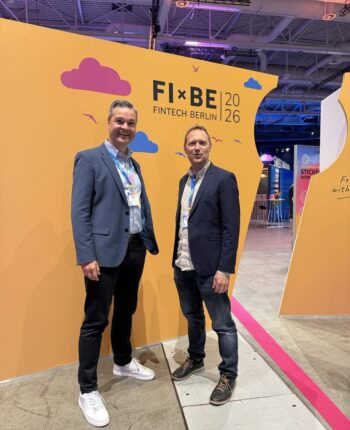 Zwei Personen stehen vor einem orangefarbenen Hintergrund mit dem Schriftzug „FIBE 2026 – Fintech Berlin“. Die Veranstaltung thematisiert aktuelle Entwicklungen im Finanzsektor, insbesondere im Hinblick auf Souveränität und Abhängigkeiten.