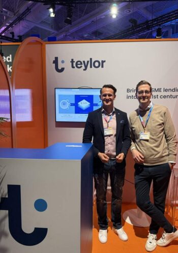 Auf der FIBE 2026 präsentieren Vertreter von Teylor ihre digitale Plattform für KMU-Finanzierung. Im Hintergrund ist eine grafische Darstellung der Technologie zu sehen, die den innovativen Ansatz des Unternehmens unterstreicht.
