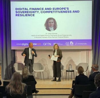 Dr. Ulrike Schmitz, Leiterin der Abteilung Digitale Finanzen, Zahlungen, KI und Cybersicherheit im Bundesfinanzministerium, präsentiert auf der Veranstaltung GFTN in Berlin. Im Hintergrund wird das Thema digitale Finanzen und europäische Souveränität behandelt.