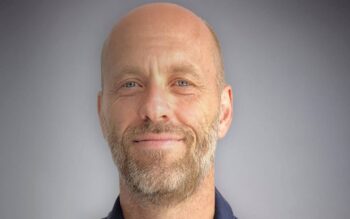 Alessandro Corsi, Partner bei Capco, präsentiert sich mit einem freundlichen Ausdruck. Sein Fachwissen in der Bankenberatung und der Einsatz von Sidecar-Architekturen zur Modernisierung von Legacy-Systemen sind zentrale Aspekte seiner Tätigkeit.