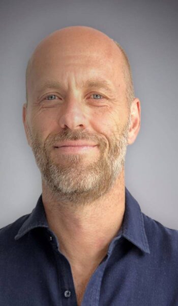 Alessandro Corsi, Partner bei Capco, präsentiert die Sidecar-Architektur als Lösung zur Integration moderner Anwendungen und KI-Funktionen in bestehende Legacy-Systeme, um riskante Transformationen zu vermeiden und Stabilität zu gewährleisten.