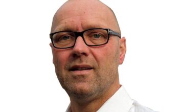 Armin Warda, Chief Technologist bei Red Hat, präsentiert Expertise in der Sidecar-Architektur. Sein Fokus liegt auf der Integration von Open-Source-Technologien in der Finanzbranche, um Effizienz und Sicherheit zu gewährleisten.