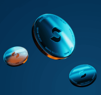 Drei stilisierte Münzen mit dem Logo von Bison schweben vor einem blauen Hintergrund. Die Münzen variieren in Größe und Farbton, wobei die Oberflächen reflektierend gestaltet sind. Dieses Bild symbolisiert möglicherweise digitale Währungen oder Investitionsmöglichkeiten.