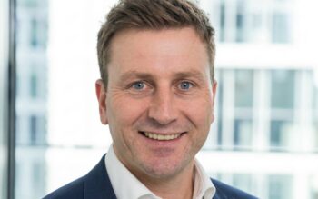 Björn Lehnhardt, Managing Director bei Zühlke Deutschland, präsentiert sich in einem professionellen Umfeld. Seine Expertise umfasst die Integration von Sidecar-Architekturen zur Modernisierung von Legacy-Systemen in Banken und Versicherungen.