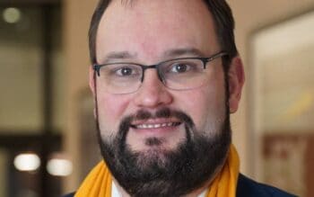 Cédric Simonin, Consulting Manager bei EY Luxemburg, ist auf dem Bild abgebildet. Er ist spezialisiert auf regulatorische Transformationen im Bankwesen, insbesondere im Kontext von Echtzeitzahlungen und der Entwicklung von Zielbetriebsmodellen.