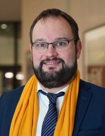 Cédric Simonin, Consulting Manager bei EY Luxemburg, thematisiert die EU-Verordnung zu Echtzeitzahlungen. Diese Regelung verpflichtet Zahlungsdienstleister seit Januar 2025 zur Durchführung von Instant Euro Überweisungen in der Europäischen Union.