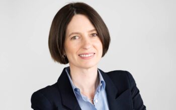 Siobhan Byron, verantwortlich für das Universal Banking-Geschäft bei Finastra, verfügt über mehr als 25 Jahre Erfahrung im IT- und Channel-Management. Ihre Expertise ist entscheidend für die Kernbank-Modernisierung und die Entwicklung innovativer Lösungen.