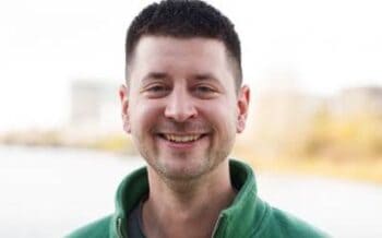 Jasper van den Bergen, Senior Solutions Architect bei Mambu, verfügt über umfangreiche Erfahrung in der Unterstützung von Finanzinstituten bei der digitalen Transformation. Seine Expertise umfasst die Modernisierung von Kernbankensystemen und IT-Migration.