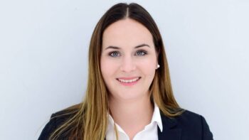 Lisa Weinert, Wirtschafts­informatikerin bei msg for banking, fokussiert sich auf Prozesse und Regulatorik im Bankensektor. Ihre Expertise umfasst die DORA-Compliance und die IT-Migration im Kontext der Künstlichen Intelligenz.