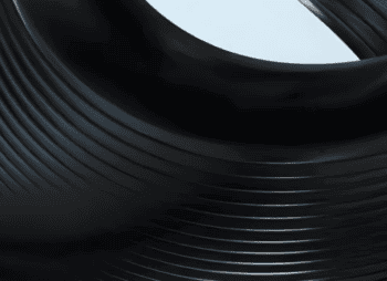 Eine abstrakte, geschwungene Struktur in Schwarz und Blau dominiert das Bild. Die Linienführung vermittelt Dynamik und Modernität, was die innovative Ausrichtung von Moonfare unterstreicht. Der Hintergrund ist hell und schlicht, wodurch die Form hervorgehoben wird.