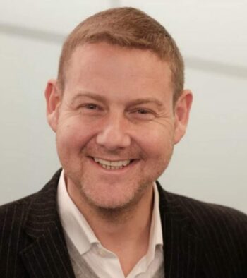 Manfred Artmeier, CEO von Acceederate, präsentiert eine positive Haltung zur Integration von KI in Unternehmen. Die Herausforderungen der Datenmigration in die Cloud, insbesondere bei sensiblen Informationen, stehen im Fokus der Diskussion über Governance und Daten­souveränität.