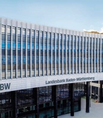 Die LBBW ist in einem modernen Gebäude untergebracht, das durch eine klare, architektonische Gestaltung und große Fensterfronten geprägt ist. Die Fassade trägt den Schriftzug „Landesbank Baden-Württemberg“.