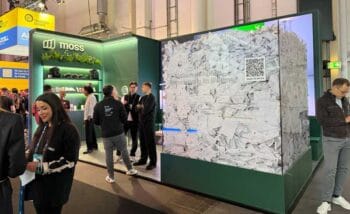 Der Messestand von Moss auf dem OMR-Festival 2026 präsentiert eine moderne Gestaltung mit einem interaktiven Element, das die Besucher zur Schätzung von Ausgaben anregt. Im Hintergrund sind Produkte und Informationen zur Finanztechnologie sichtbar.