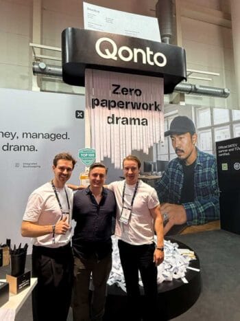 Auf dem OMR-Festival 2026 präsentiert Qonto seine Dienstleistungen für KMU und Selbstständige. Drei Personen stehen am Stand, umgeben von Werbematerialien, die den Slogan „Zero paperwork drama“ zeigen.