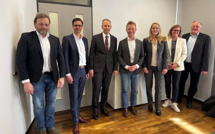 Die Projektbeteiligten (von links nach rechts): Friedhelm Plöns: Projektmanager Wertgarantie, Matthias Kaiser: VP Sales/Marketing Emil Group, Udo Buermeyer: Stellvertretender Vorstandsvorsitzender Wertgarantie, Bastian Knutzen: Geschäftsführer Emil Group, Susann Richter: Vorstand Wertgarantie, Silke Jachinke-Kaltsidis: Group Head of Legal Wertgarantie und Oliver Simon: Bereichsleiter IT Wertgarantie.