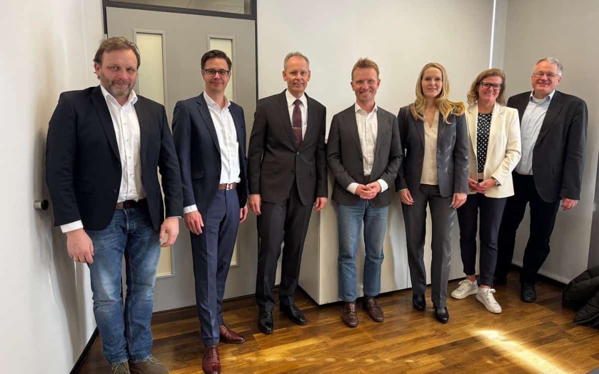 Die Projektbeteiligten (von links nach rechts): Friedhelm Plöns: Projektmanager Wertgarantie, Matthias Kaiser: VP Sales/Marketing Emil Group, Udo Buermeyer: Stellvertretender Vorstandsvorsitzender Wertgarantie, Bastian Knutzen: Geschäftsführer Emil Group, Susann Richter: Vorstand Wertgarantie, Silke Jachinke-Kaltsidis: Group Head of Legal Wertgarantie und Oliver Simon: Bereichsleiter IT Wertgarantie.
