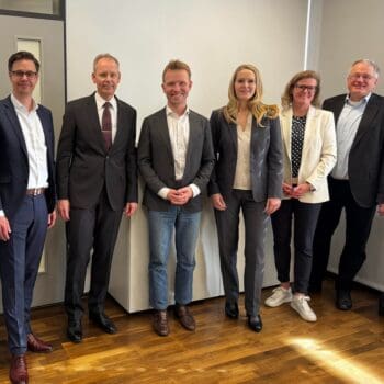 Die Projektbeteiligten (von links nach rechts): Friedhelm Plöns: Projektmanager Wertgarantie, Matthias Kaiser: VP Sales/Marketing Emil Group, Udo Buermeyer: Stellvertretender Vorstandsvorsitzender Wertgarantie, Bastian Knutzen: Geschäftsführer Emil Group, Susann Richter: Vorstand Wertgarantie, Silke Jachinke-Kaltsidis: Group Head of Legal Wertgarantie und Oliver Simon: Bereichsleiter IT Wertgarantie.