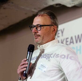 Christian Reichmayr (fino) ist einer der Mitautoren der Whitepaper und wirbt auf der Bühne fürs Ausprobieren und Bau von Produkten 