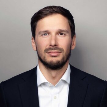 Benjamin Tenke, Senior Architect bei Cofinpro, thematisiert die Herausforderungen der Wiederverwendung in komplexen Bankarchitekturen. Die Annahme, dass Mehrfachnutzung vorhandener Funktionalitäten Aufwand spart, erweist sich oft als irreführend.