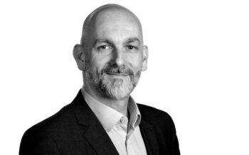 Christian Jessel, Head of DACH bei Mitel, präsentiert sich in einem formellen Outfit. Sein Gesichtsausdruck vermittelt Professionalität und Vertrauen. Die Darstellung unterstreicht die Bedeutung von Resilienz in der strategischen Ausrichtung und Geschäftsentwicklung.