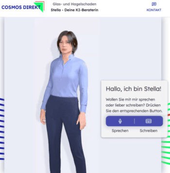 Eine digitale Darstellung einer KI-Beraterin namens Stella ist abgebildet. Sie trägt ein blaues Oberteil und eine dunkle Hose. Neben ihr befindet sich ein Interface mit der Aufforderung, zwischen Sprechen und Schreiben zu wählen, um digitale Schadensmeldungen bei CosmosDirekt zu initi