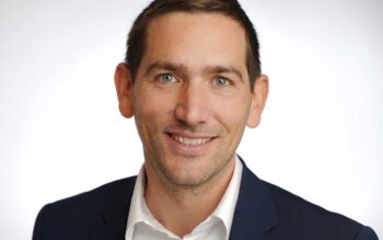 Dr. Hendrik Lemelson, Geschäftsführer der Avaloq Sourcing und Head of Market Germany, präsentiert Einblicke in die Trends der Personalisierung und Automatisierung im Wealth Management, im Kontext von „Wealth Insights 2025“.