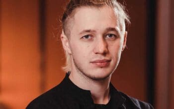Eugeny Malyutin, Head of LLM bei Sumsub, wird abgebildet. Der Fokus liegt auf der Thematik der KI-Betrugsagenten, die eigenständig Identitäten stehlen. Malyutin entwickelt KI-Lösungen zur Verbesserung der Nutzerverifizierung und Bekämp