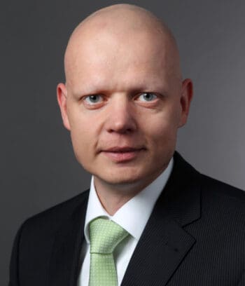 Jens Dittmer, Experte im Bereich digitale Währungen, thematisiert die Herausforderungen für Banken im Kontext des Digitalen Euro. Die Notwendigkeit eines angepassten Betriebsmodells wird hervorgehoben, um Kundenbedürfnisse effizient zu adressieren.