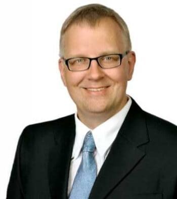 Dr. Josef Nemecek, Client Solutions Advisor bei Saviynt, präsentiert Konzepte zu KI-Agenten in der Bankinfrastruktur. Seine Expertise fokussiert sich auf die Integration von KI in IT-Systeme zur Optimierung der Bankprozesse und Einhaltung von DORA-Vorgaben.