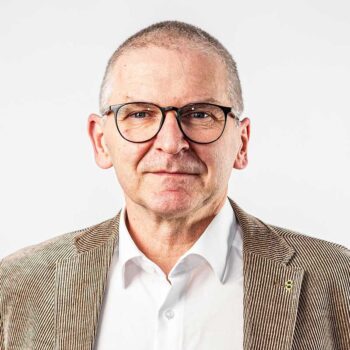 Jürgen Crasser, Senior Architect & Strategist Cyber Resilience bei 8COM, präsentiert Expertise zur DORA-Resilienz. Sein Fokus liegt auf der Transformation isolierter Ereignisdaten in bewertbare DORA-Vorfälle im Kontext der ICT-Resilienz im Finanzsektor