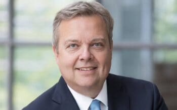Dr. Jürgen Harengel, Bereichsvorstand IT bei der LBBW, präsentiert sich in einem professionellen Umfeld. Der Fokus liegt auf der strategischen Bedeutung von Rechenzentren im Kontext der digitalen Souveränität und Künstlichen Intelligenz.