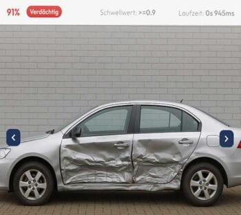 Das Bild zeigt ein silbernes Auto mit erheblichen Dellen an der Fahrertür. Die Analyse von Fraudify erkennt Betrug im Bild mit einer Verdachtsbewertung von 91%. Der Schwellenwert liegt bei 0,9, was auf digitale Manipulation hindeutet.
