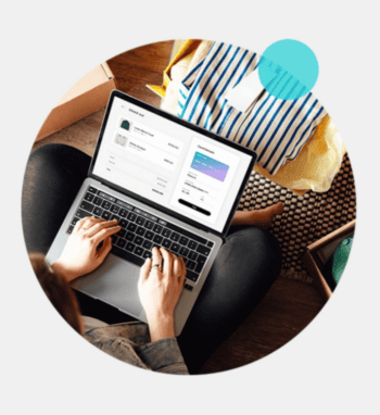Eine Person nutzt einen Laptop, um einen Online-Einkauf abzuschließen. Auf dem Bildschirm sind Produktdetails und Zahlungsinformationen sichtbar. Die Integration von Nexi im deutschen E-Commerce wird durch diese Nutzung verdeutlicht.
