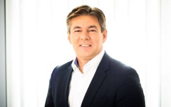 Tiho Saric, Senior Sales Director bei Gigamon, präsentiert sich in einem professionellen Umfeld. Sein Fokus liegt auf Themen wie Cloud, Deep Observability und der Sicherstellung von Compliance in hybriden IT-Umgebungen.