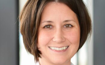 Dr. Zuzana Hebestreit, MBA, Expertin für Karten bei der Consorsbank, präsentiert sich in einem professionellen Umfeld. Ihr Lächeln und der direkte Blick vermitteln Kompetenz und Engagement im Bereich Produktmanagement für Karten und Versicherungsprodukte.