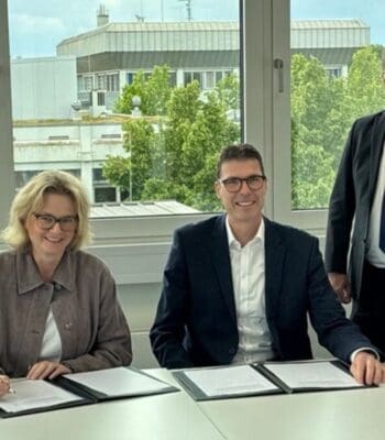 Atruvia und die Finanz Informatik unterzeichnen eine Kooperationsvereinbarung mit der FH Münster zur Einführung eines Informatik-Studiengangs. Diese Initiative zielt darauf ab, dem Fachkräftemangel in der Bankenbranche entgegenzuwirken.