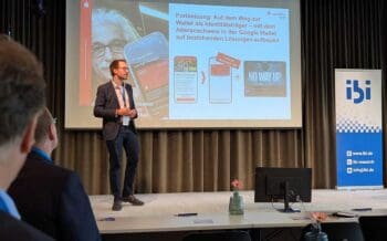 Nicklas Urban, Digitallabor des Deutschen Sparkassen- und Giroverbands, präsentiert auf der CIBI 2026. Er erläutert die Integration von Wallets als Identitätsträger in Banking-Prozesse, um eine benutzerfreundliche Customer Experience zu schaffen.