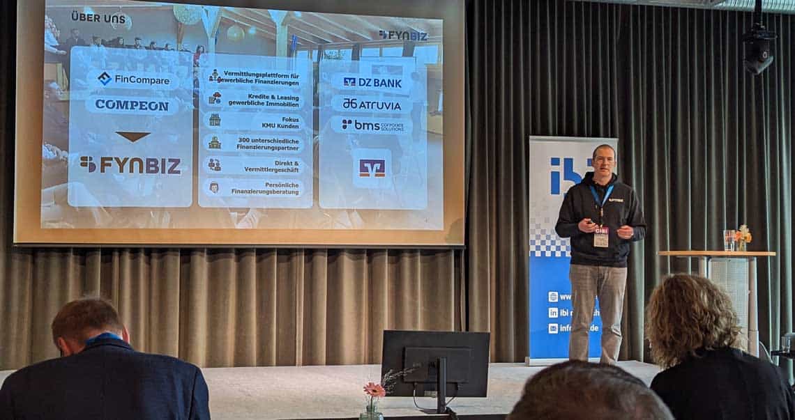 Markus Kuchnia präsentiert auf der CIBI 2026 die Dienstleistungen von Fynbiz, einer Plattform für gewerbliche Finanzierungen. Der Fokus liegt auf KMU-Kunden und der Zusammenarbeit mit 300 Finanzierungsinstituten.