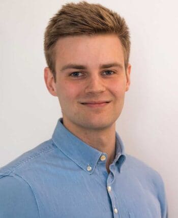 Jonathan Gross, AI Lead im Center of Excellence bei GFT, thematisiert die Herausforderungen des EU AI Act. Regulatorische Anforderungen beeinflussen die Systemarchitektur, da KI-Modelle über ihren gesamten Lebenszyklus hinweg kontrollierbar bleiben müssen.