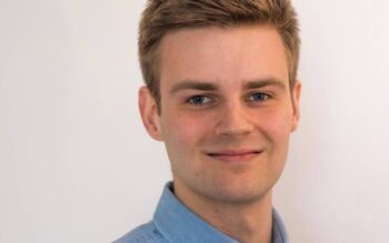 Jonathan Gross, Center of Excellence AI Lead bei GFT Technologies, präsentiert sich in einem professionellen Umfeld. Seine Expertise trägt zur strategischen Weiterentwicklung von Künstlicher Intelligenz im Kontext des EU AI Act bei.