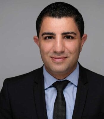 Selcuk Ugur, Senior Enterprise und Cloud Architect bei GFT, thematisiert die Herausforderungen im Betrieb von KI-Systemen. Der EU AI Act erfordert Auditierbarkeit und Reproduzierbarkeit, was oft an der Architektur scheitert.